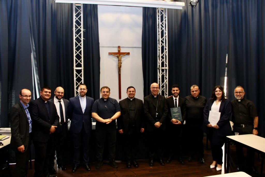 Mons. Carbonaro con alcuni studenti dell'Istituto Teologico di Basilicata